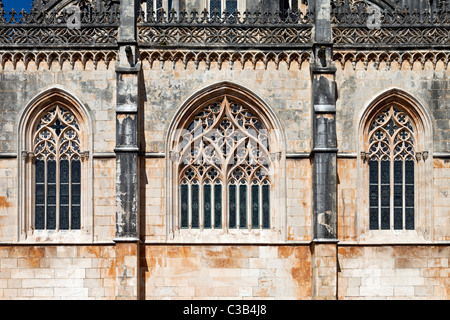 Fenêtres gothiques à remplages Capela do Fundador (Chapelle du Fondateur) au Monastère de Batalha. Quartier gothique et manuélin. Le Portugal. Banque D'Images