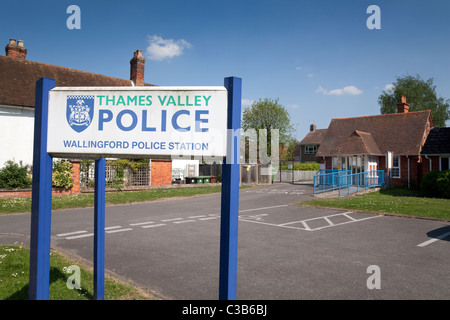 Panneaux indiquant la ville du Royaume-Uni ; panneau du poste de police de Wallingford Town, Wallingford, Oxfordshire Royaume-Uni Banque D'Images