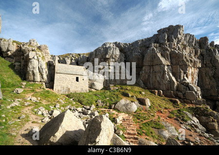 Ancienne chapelle de St Goven dans parmi les falaises dans la région de Pembrokeshire Coast national park south west Wales Banque D'Images