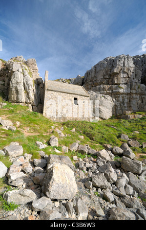 Ancienne chapelle de St Goven dans parmi les falaises dans la région de Pembrokeshire Coast national park south west Wales Banque D'Images