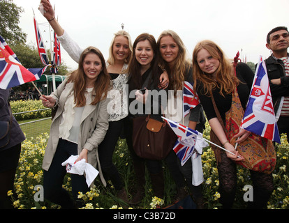 Le mariage du Prince William et Catherine Middleton. 29 avril 2011. Les foules au centre commercial avant le mariage de son Banque D'Images