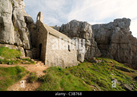 Ancienne chapelle de St Goven, au milieu des falaises du parc national de la côte du Pembrokeshire, dans le sud-ouest du pays de Galles Banque D'Images