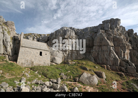 Ancienne chapelle de St Goven dans parmi les falaises dans la région de Pembrokeshire Coast national park south west Wales Banque D'Images