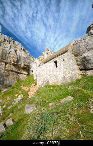 Ancienne chapelle de St Goven dans parmi les falaises dans la région de Pembrokeshire Coast national park south west Wales Banque D'Images