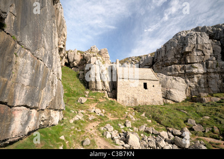 Ancienne chapelle de St Goven dans parmi les falaises dans la région de Pembrokeshire Coast national park south west Wales Banque D'Images