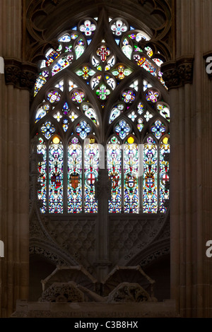 Stained-Glass fenêtre gothique à Capela do Fundador (Chapelle du Fondateur) au Monastère de Batalha. Quartier gothique et manuélin. Le Portugal. Banque D'Images