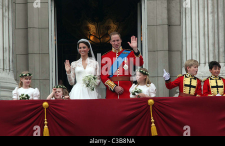 Le mariage du Prince William et Catherine Middleton. 29 avril 2011. Le duc et la duchesse de Cambridge, vague à la foule Banque D'Images