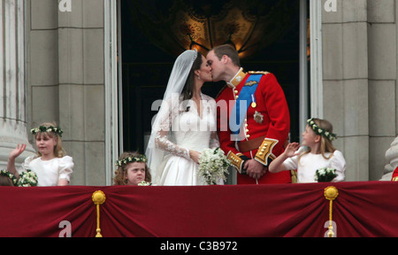 Le mariage du Prince William et Catherine Middleton. 29 avril 2011. Le duc et la duchesse de Cambridge, partager un baiser sur la Banque D'Images