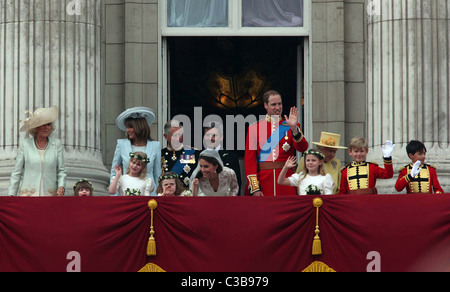 Le mariage du Prince William et Catherine Middleton. 29 avril 2011. Les nouveaux mariés se tenir sur le balcon à Banque D'Images