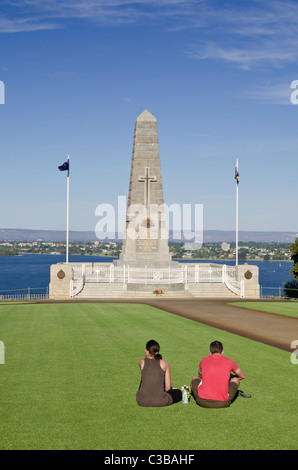 Un couple s'asseoir près de l'État War Memorial, Kings Park, Perth, Australie occidentale Banque D'Images