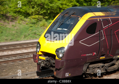 CrossCountry train voyager dans la banlieue de South Manchester. Banque D'Images