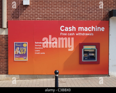 Distributeur automatique de billets et des services financiers de l'extérieur façade supermarché Sainsbury's, à Gloucester. Banque D'Images