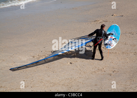 Windsurfer en faisant glisser sur la plage de Porthmeor Beach St Ives, Cornwall, UK Banque D'Images