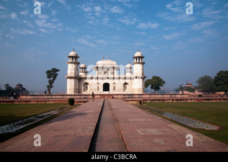 Vue de l'I'timād-ud-Daulah, également connu sous le nom de Baby Taj Mahal à Agra. Banque D'Images