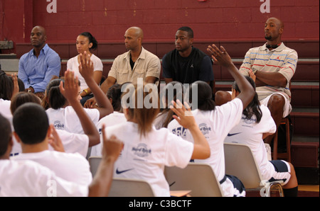 Fred Brown, Jeannette RodrÝguez, Darryl Jones, Dwyane Wade et Alonzo Mourning 13 Zo annuel's Summer Groove Youth Sports Banque D'Images