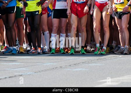 Les athlètes du marathon au début Banque D'Images