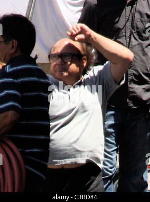 Danny DeVito qui s'étend pendant une pause de tournage de 'C'est toujours beau à Philadelphie, Los Angeles, Californie - 09.07.09 Banque D'Images