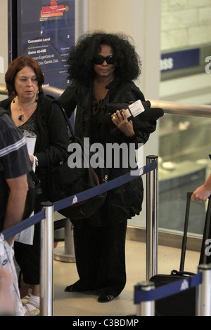 Diana Ross fait son chemin à travers la sécurité à la salle d'embarquement à LAX. Los Angeles, Californie - 29.05.09 : Banque D'Images