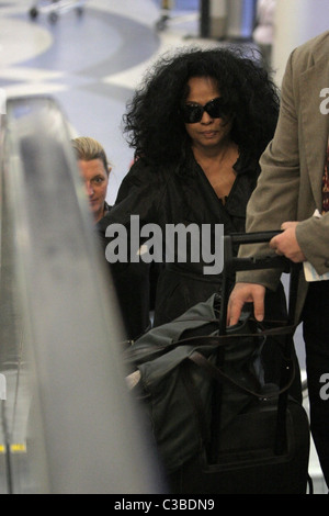 Diana Ross fait son chemin à travers la sécurité à la salle d'embarquement à LAX. Los Angeles, Californie - 29.05.09 Banque D'Images