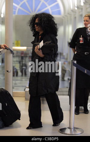 Diana Ross fait son chemin à travers la sécurité à la salle d'embarquement à LAX. Los Angeles, Californie - 29.05.09 Banque D'Images