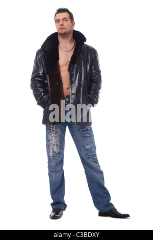 Portrait d'un bel homme tenant les mains dans ses poches au fil blanc. Banque D'Images