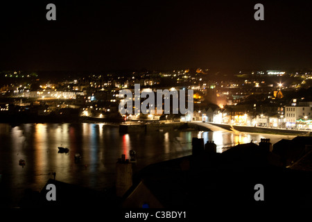 Réflexions de l'Harbour Lights dans l'eau St Ives Harbour de nuit, Cornwall England UK Banque D'Images