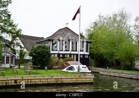 Chambre jour et bateau sur la rivière Bure, Norfolk Broads, East Anglia, Angleterre. Banque D'Images