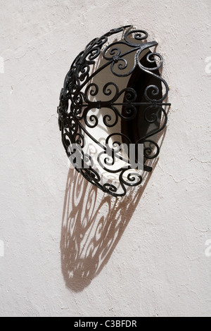 Fenêtre ronde & metal couvercle de sécurité / auvent / bars / bars espagnols traditionnels typiques de la chambre. Ville blanche de Ronda, Espagne Banque D'Images