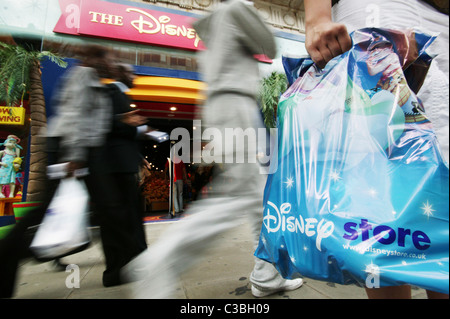 Les gens du shopping dans le magasin Disney sur Oxford Street. Banque D'Images