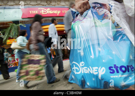 Les gens du shopping dans le magasin Disney sur Oxford Street. Banque D'Images