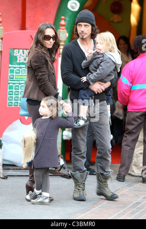 Vicky Karayiannis et Chris Cornell Chris Cornell à Santa's Grotto du Grove avec sa famille à Los Angeles, Californie Banque D'Images