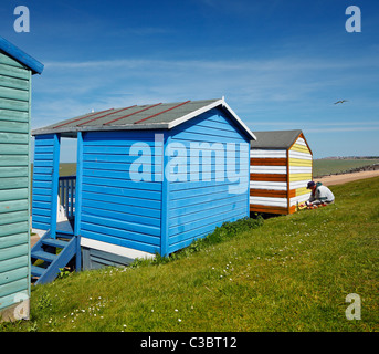 Man painting sa cabane de plage. Banque D'Images