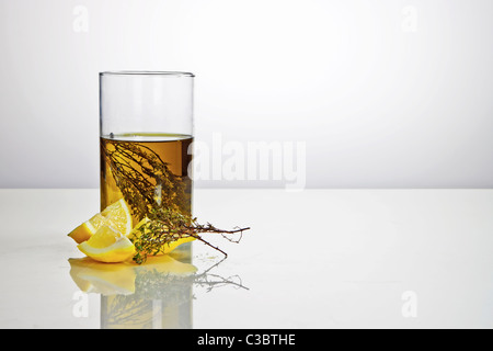 Oliveoil aromatisé avec le romarin et le citron Banque D'Images