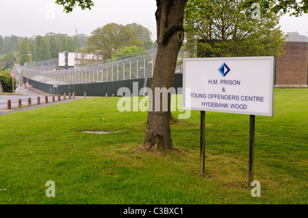 Enseigne à l'extérieur d'Hydebank Wood à l'entrée du Centre pour jeunes délinquants, Belfast Banque D'Images