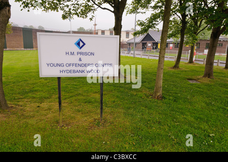 Enseigne à l'extérieur d'Hydebank Wood à l'entrée du Centre pour jeunes délinquants, Belfast Banque D'Images