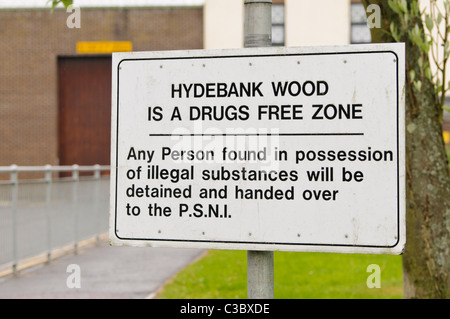 Enseigne à l'extérieur d'Hydebank Wood à l'entrée du Centre pour jeunes délinquants, Belfast, informant les visiteurs que la prison est une zone sans drogue Banque D'Images