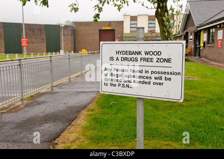 Enseigne à l'extérieur d'Hydebank Wood à l'entrée du Centre pour jeunes délinquants, Belfast, informant les visiteurs que la prison est une zone sans drogue Banque D'Images