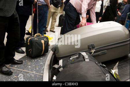 Valise sur la récupération des bagages Bagages ceinture carrousel à Londres Heathrow LHR Aéroport International, le terminal T 3 / T 3. UK. Banque D'Images