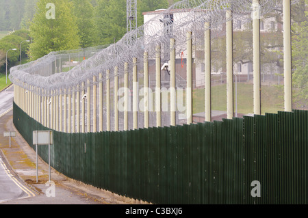 Clôture de la prison avec câble spiralé barbelés et caméras de surveillance Banque D'Images