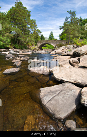 Chutes de Dochart et river bridge Dochart à Killin, Trossachs, Perthshire, Écosse, Royaume-Uni le beau jour d'été Banque D'Images