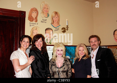 Stephanie J. Block, Allison Janney, Dolly Parton, Megan Hilty et Marc Kudisch Le cast de du spectacle de Broadway '9 à 5' Banque D'Images