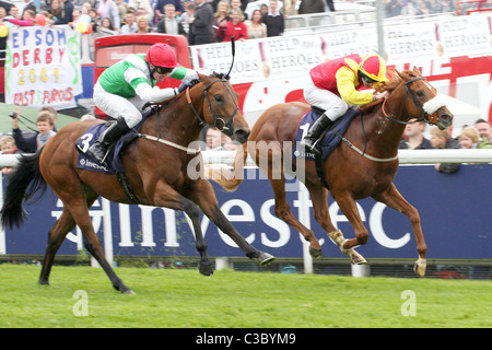 Eva demande, formés par Mick Channon et monté par Edward Creighton, gagne le Derby d'Epsom race à 2,25 avec le soleil. Banque D'Images