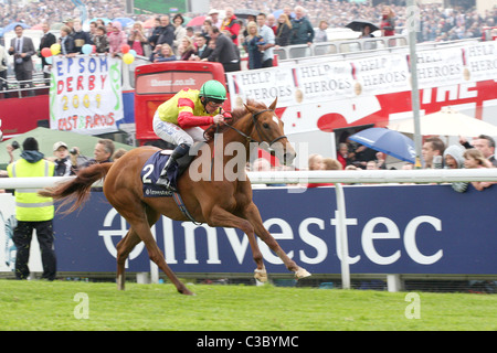 Eva demande, formés par Mick Channon et monté par Edward Creighton, gagne le Derby d'Epsom race à 2,25 avec le soleil. Banque D'Images