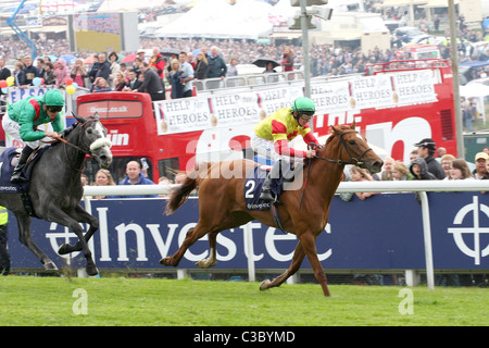 Eva demande, formés par Mick Channon et monté par Edward Creighton, gagne le Derby d'Epsom race à 2,25 avec le soleil. Banque D'Images