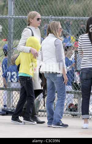 Abbie Cornish et Ava Elizabeth Phillippe Ryan Phillippe regarde son fils d'un match de baseball avec sa petite amie et sa fille Los Banque D'Images