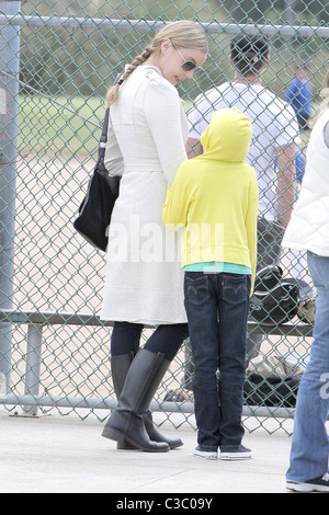 Abbie Cornish et Ava Elizabeth Phillippe Ryan Phillippe regarde son fils d'un match de baseball avec sa petite amie et sa fille Los Banque D'Images