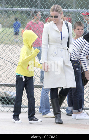 Ava Elizabeth Phillippe Abbie Cornish et Ryan Phillippe regarde son fils d'un match de baseball avec sa petite amie et sa fille Los Banque D'Images