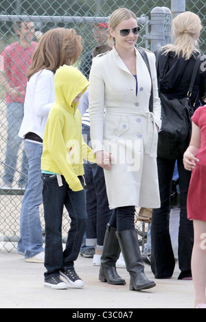 Ava Elizabeth Phillippe Abbie Cornish et Ryan Phillippe regarde son fils d'un match de baseball avec sa petite amie et sa fille Los Banque D'Images