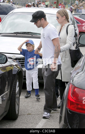 Deacon Phillippe Reese , Ryan Phillippe, Ava Elizabeth Phillippe Abbie Cornish et Ryan Phillippe regarde son fils's baseball Banque D'Images