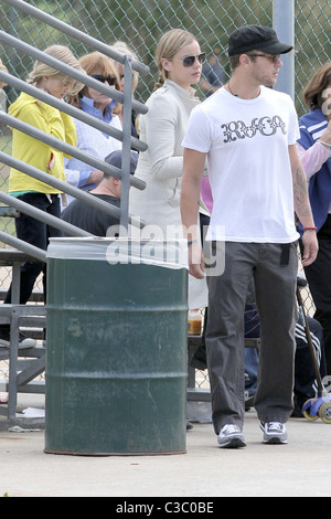 Ava Elizabeth Phillippe, Abbie Cornish et Ryan Phillippe Ryan Phillippe regarde son fils d'un match de baseball avec sa petite amie Banque D'Images